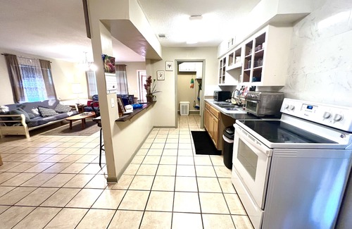 Kingsland House | 1 mile of I-95.Catch Cumberland Island ferry,beach horse riding, Zoo,JAX airport