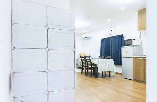 Nishinari House | 1 min. from Hanazono station! 4 minutes from Namba! Shower room with shower and toilet on each floor! Osaka Castle Tsutenkaku Tennoji near! Wi-Fi Yes! Starry night vendor