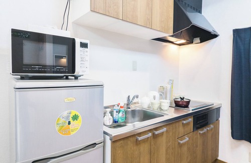 Nishinari House | 1 min. from Hanazono station! 4 minutes from Namba! Shower room with shower and toilet on each floor! Osaka Castle Tsutenkaku Tennoji near! Wi-Fi Yes! Starry night vendor