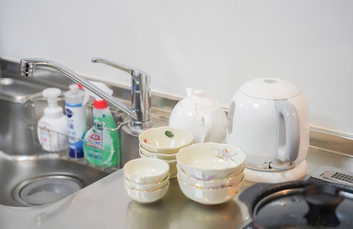 Nishinari House | 1 min. from Hanazono station! 4 minutes from Namba! Shower room with shower and toilet on each floor! Osaka Castle Tsutenkaku Tennoji near! Wi-Fi Yes! Starry night vendor