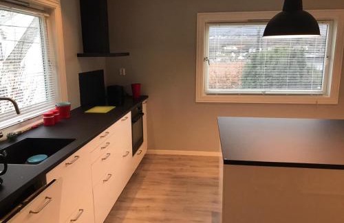 Arstad Apartment | # 1 Mountain View with free street parking