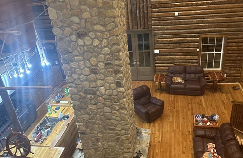 Dundas Bed & Breakfast | 1 of a kind custom lodging