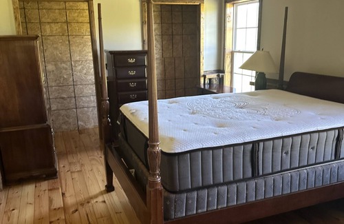 Dundas Bed & Breakfast | 1 of a kind custom lodging