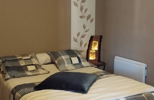 Saint-Julien-la-Geneste Bed & Breakfast | 1 or 2 bedrooms in carefully renovated house. Beautiful, quiet countryside.