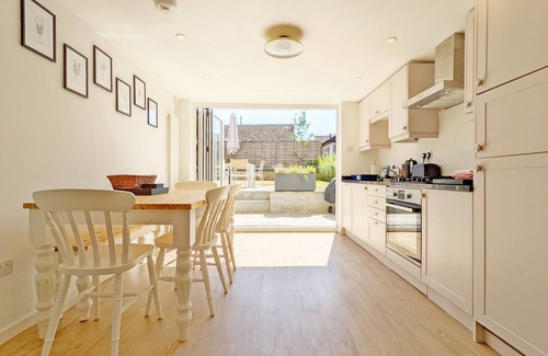 Westbourne Cottage | 1 Rainbow Villa, Westbourne - sleeps 5 guests in 3 bedrooms