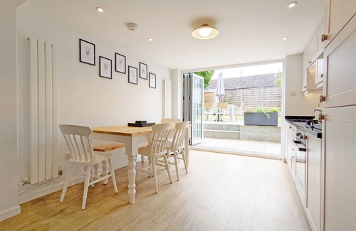 Westbourne Cottage | 1 Rainbow Villa, Westbourne - sleeps 5 guests in 3 bedrooms