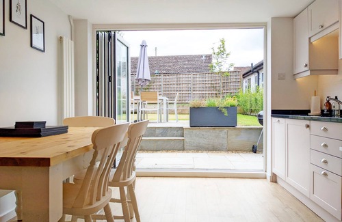 Westbourne Cottage | 1 Rainbow Villa, Westbourne - sleeps 5 guests in 3 bedrooms