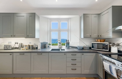 Torpoint Apartment | 1 The Old Signal House - an apartment that sleeps 6 guests in 3 bedrooms