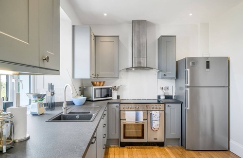 Torpoint Apartment | 1 The Old Signal House - an apartment that sleeps 6 guests in 3 bedrooms