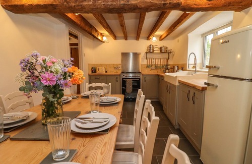 Bromsash Cottage | 1 WHITE HOUSE COTTAGES, pet friendly, with open fire in Lea