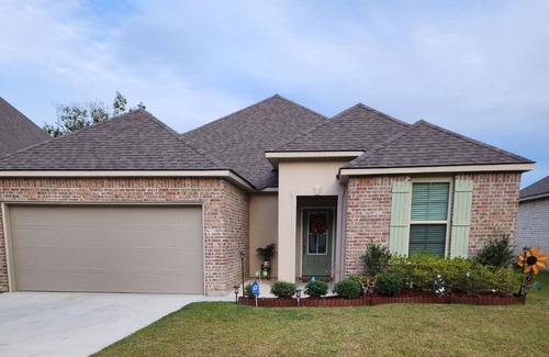 Gonzales House | 1 yr old Lake House 5 mins from Interstate I10