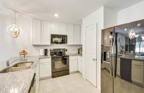 Dallas House | ~ 10 Mi to Dallas Hospitals: Stylish Home w/Yard!