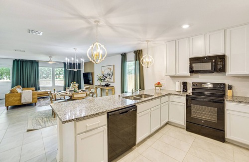 Dallas House | ~ 10 Mi to Dallas Hospitals: Stylish Home w/Yard!