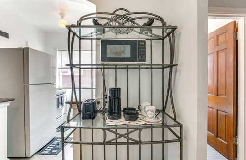 Beverly Hills Apartment | 10 Mi to Downtown St Louis: Convenient Apartment!