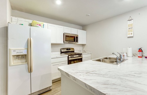 New Caney House | 10 Mi to Lake Houston: Retreat w/Backyard!