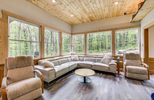 Normalville House | 10 Mi to Mtn Resort Normalville Cabin with Balcony!