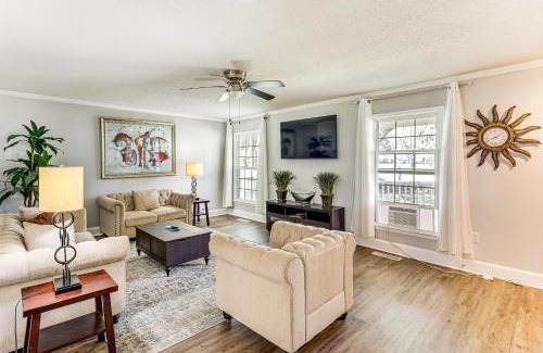 Country Club Estates House | 10 Mi to St Simons Island Home with Screened Porch