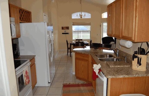 Westbury House | 10 Min From Disney,wi-fi,netflix, gas heated private pool,2 masterbed, sleeps 8