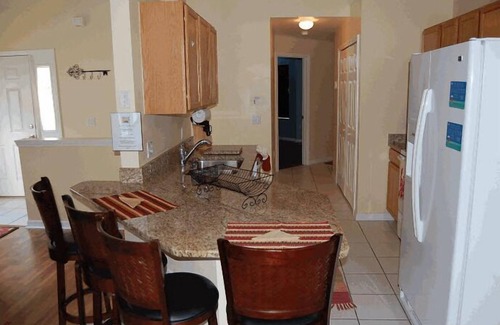 Westbury House | 10 Min From Disney,wi-fi,netflix, gas heated private pool,2 masterbed, sleeps 8