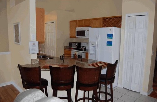 Westbury House | 10 Min From Disney,wi-fi,netflix, gas heated private pool,2 masterbed, sleeps 8