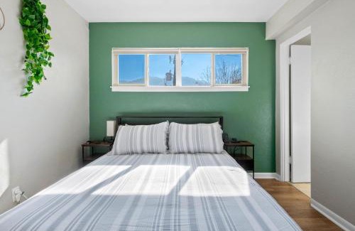 Golden Apartment | 10 min Red Rocks FAMILY FRIENDLY with Bike Storage