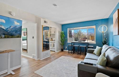 Golden Apartment | 10 min Red Rocks FAMILY FRIENDLY with Bike Storage