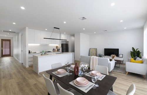 Greenvale House | 10 Min to Airport | Brand New Family 4BR House