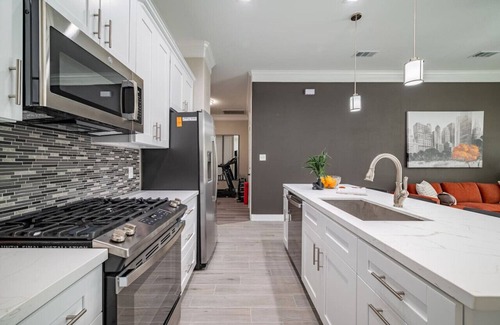Greater Fondren Southwest House | 10 Min to Alphaland | Pet Ok | Home Gym|Gated Home