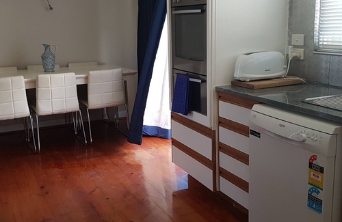 Clearview House | 10 min to CBD 1950s retro home
