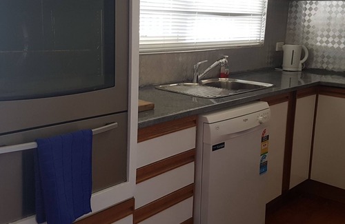 Clearview House | 10 min to CBD 1950s retro home
