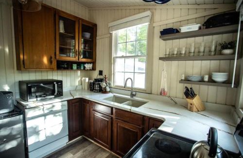 Elkton House | 10 mins from Shenandoah National Park - Cozy Cabin