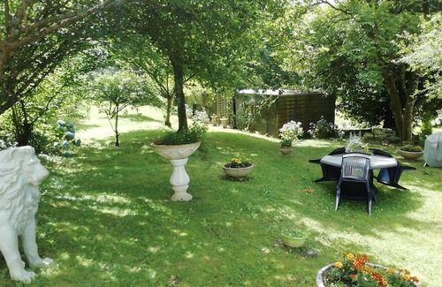 Plouigneau House | 10 mins from the beach and on the banks of a river, Country property