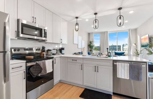 North Philadelphia Apartment | 10 mins to Center City + OldTown|Rooftop Views!