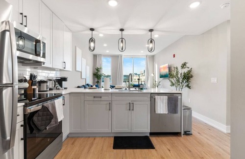 North Philadelphia Apartment | 10 mins to Center City + OldTown|Rooftop Views!
