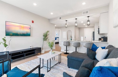 North Philadelphia Apartment | 10 mins to Center City + OldTown|Rooftop Views!