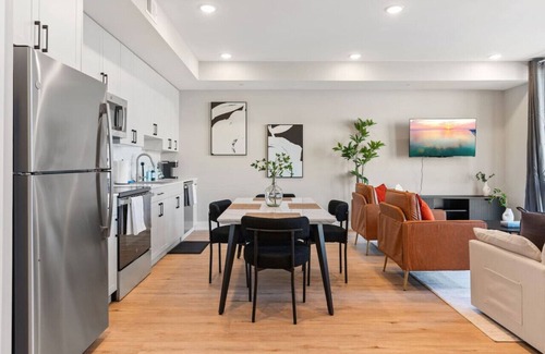 North Philadelphia Apartment | 10 mins to City Hall + Reading Market|Workspace
