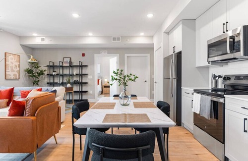 North Philadelphia Apartment | 10 mins to City Hall + Reading Market|Workspace