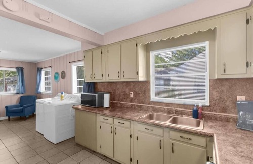 Shannon House | 10 Mins to Legion Field Stadium- Blushing Bungalow