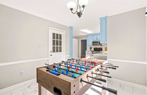 Athens House | 10 mins to UGA, Playground, Pool Table, Foosball, Mini Putt, Jetted Tub, Yard