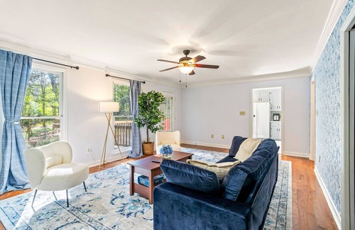 Athens House | 10 mins to UGA, Playground, Pool Table, Foosball, Mini Putt, Jetted Tub, Yard