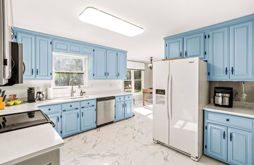 Athens House | 10 mins to UGA, Playground, Pool Table, Foosball, Mini Putt, Jetted Tub, Yard