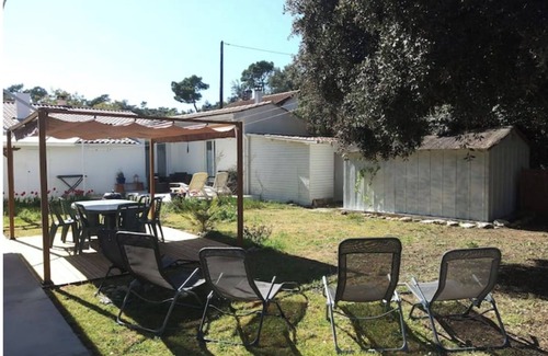 Domino House | 10 minutes walk from the beach, in a garden, house for 8 people