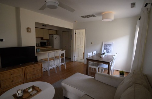Caine Woods Condo | 10 minute walk to the beach! Family- size condo