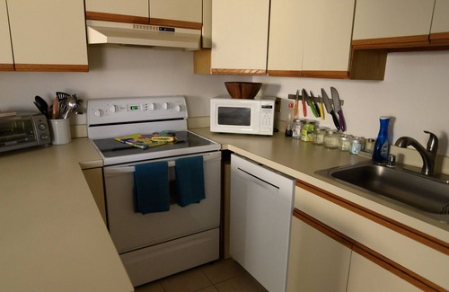Caine Woods Condo | 10 minute walk to the beach! Family- size condo