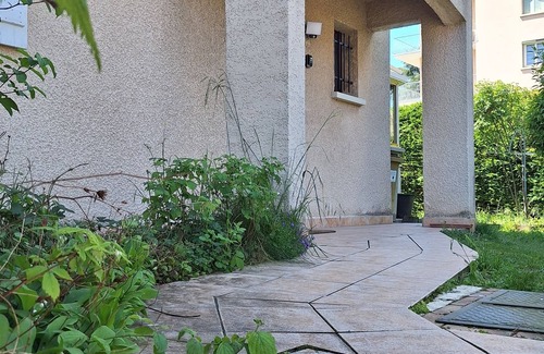 Ruy-Montceau House | 10 minutes from downtown and the train station; reverse duplex awaits you!