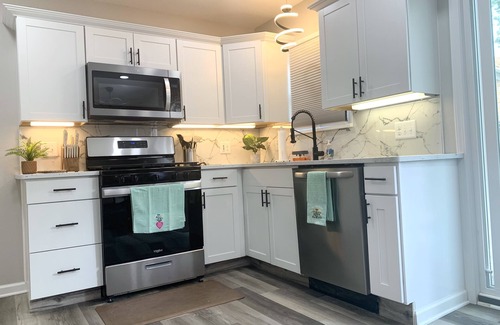 Toledo House | 10 minutes from Downtown Toledo! Cozy 2bed, 2bath, game room, propane fire pit