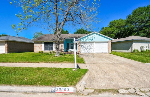 Humble House | 10 Minutes from IAH and Mall, Newly Rehabbed