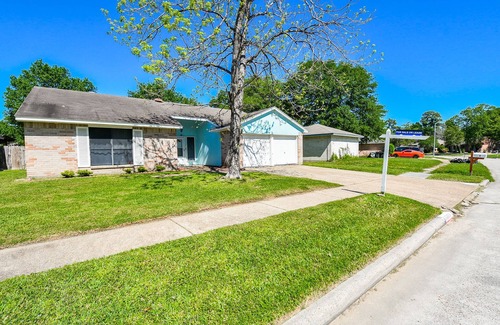 Humble House | 10 Minutes from IAH and Mall, Newly Rehabbed