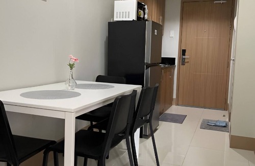 Tambo Condo | 10 minutes from Mall of Asia | Cozy Condo with Hot Shower & Balcony