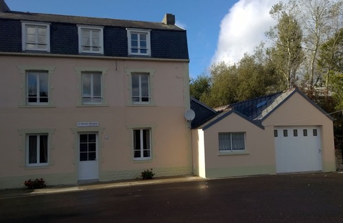 Besneville House | 10 minutes from the beaches, large house by the stream. Ideal for families